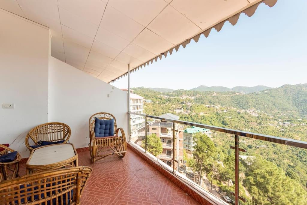 Kasauli Edge Apt With Balcony ภายนอก รูปภาพ
