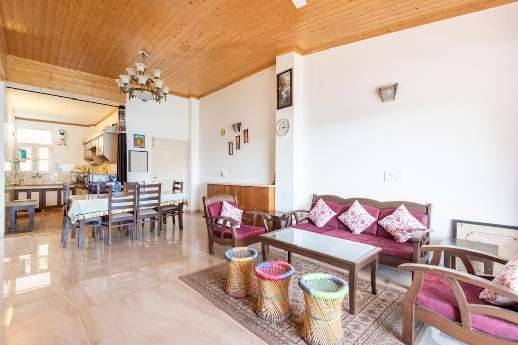 Kasauli Edge Apt With Balcony ภายนอก รูปภาพ