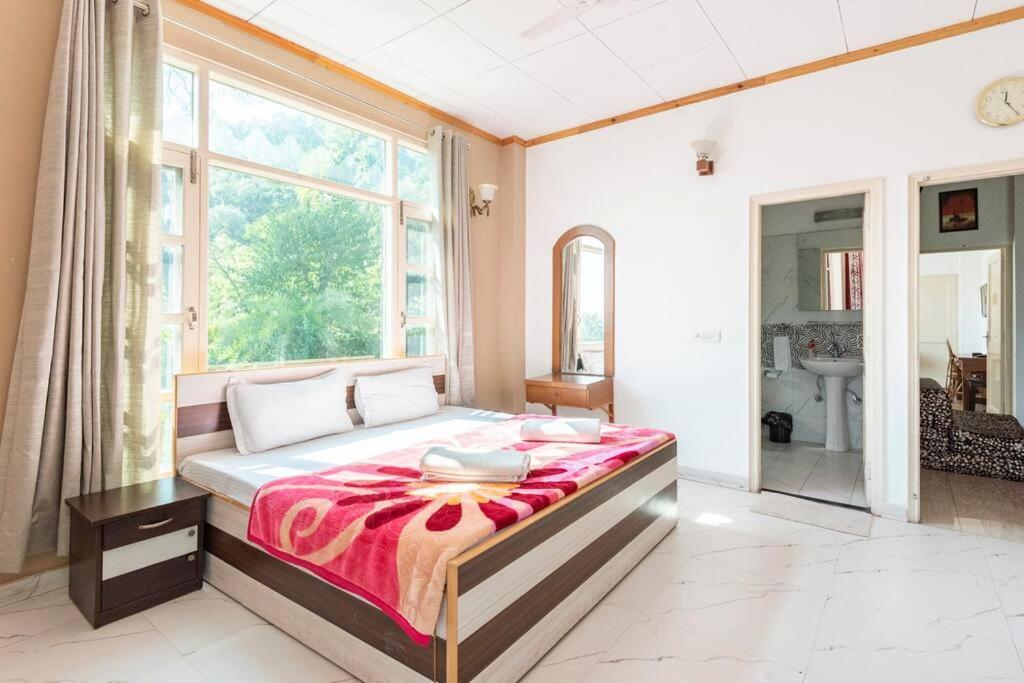 Kasauli Edge Apt With Balcony ภายนอก รูปภาพ
