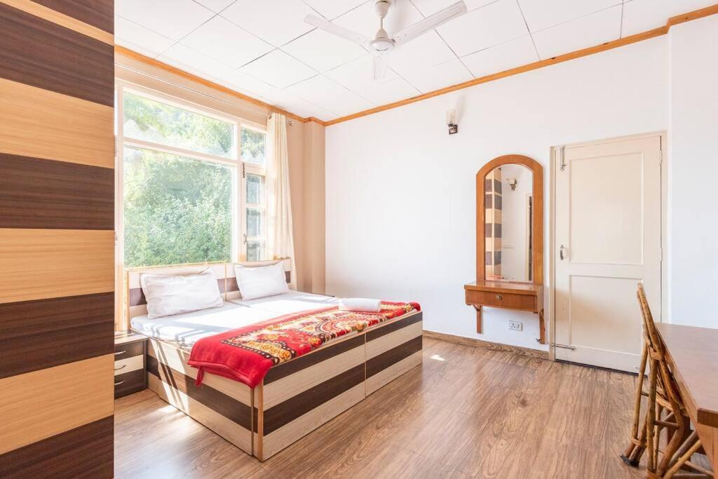 Kasauli Edge Apt With Balcony ภายนอก รูปภาพ